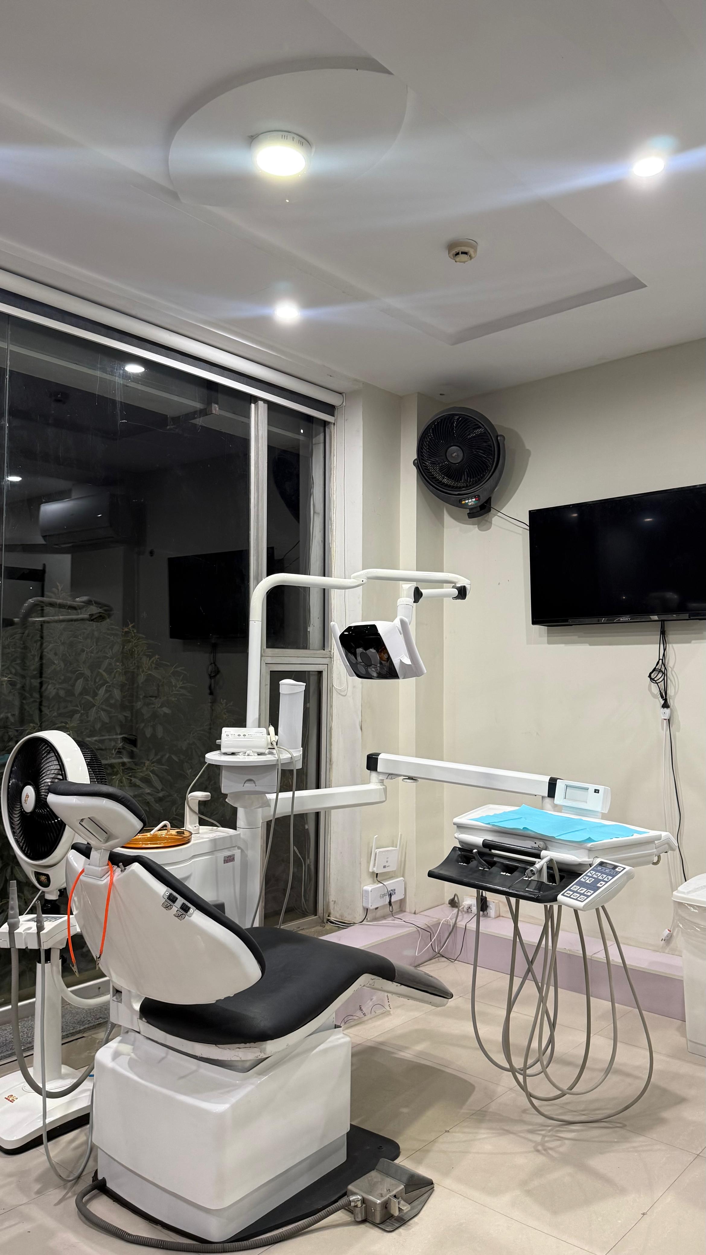 Bright and welcoming ORA FIX Dentistry clinic reception area